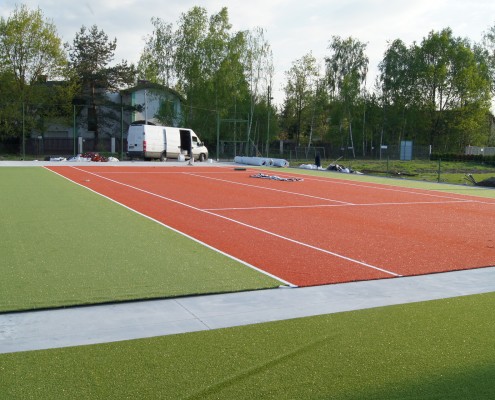 Rozkładanie sztucznej trawy na kort tenisowy