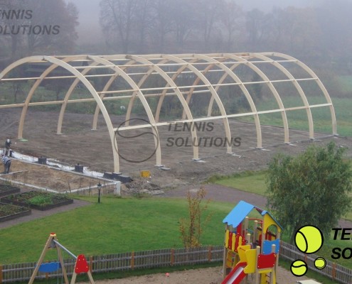 Drewniana konstrukcja hali tenisowej w Pszczewie